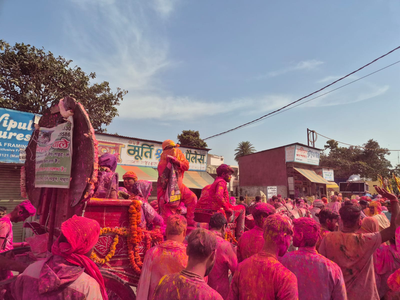 You are currently viewing ब्रज में रंगों की बयार: रंगभरनी एकादशी से गीली होली का शुभारंभ, बांके बिहारी जी की स्वर्ण पिचकारी से भक्तों पर प्रेमरस की वर्षा; 10 से 14 मार्च तक पदयात्रा नहीं करेंगे प्रेमानंद महाराज