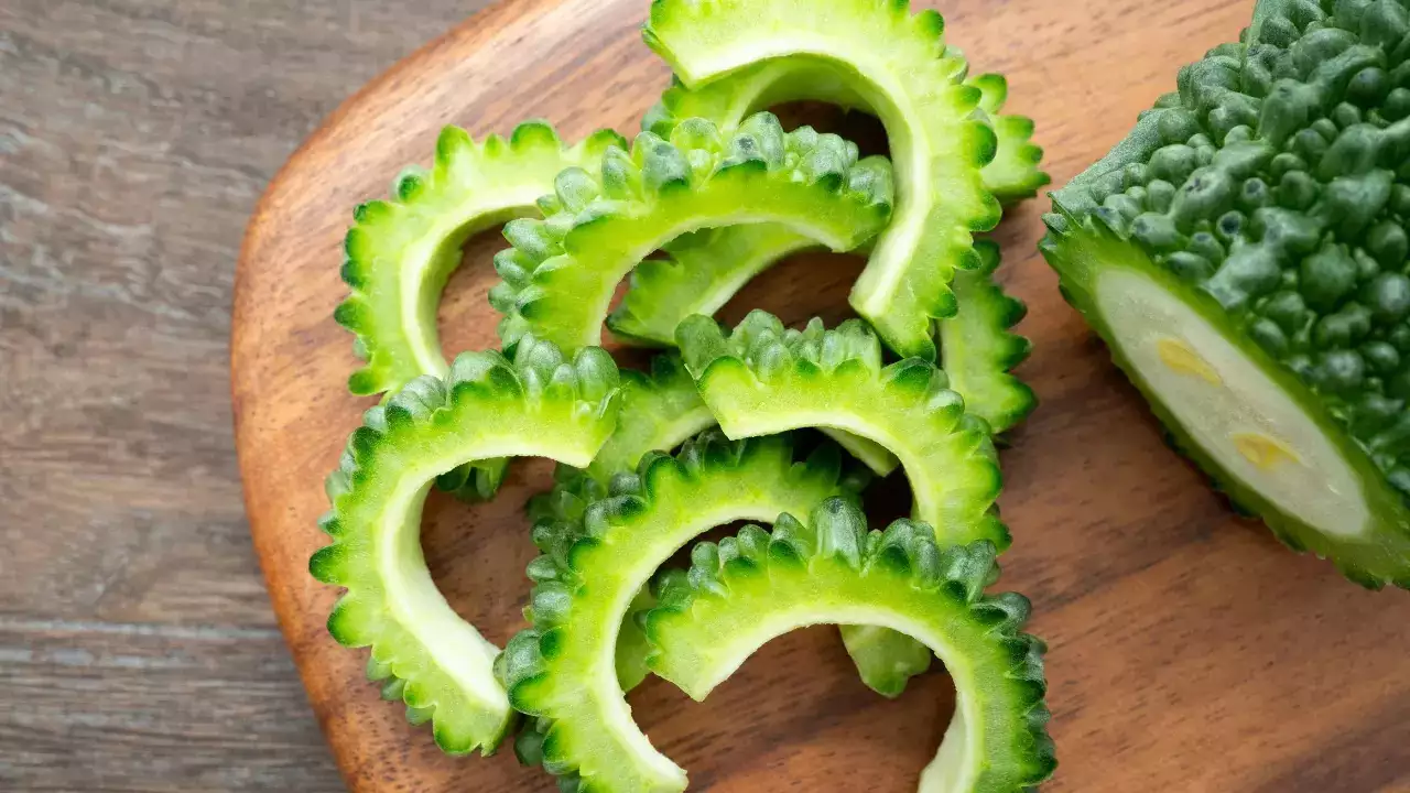 You are currently viewing गर्मी में करेला खाना क्यों है फायदेमंद? जानिए इस कड़वी सब्ज़ी के 5 चमत्कारी फायदे जो आपके शरीर को देंगे ठंडक और ताकत