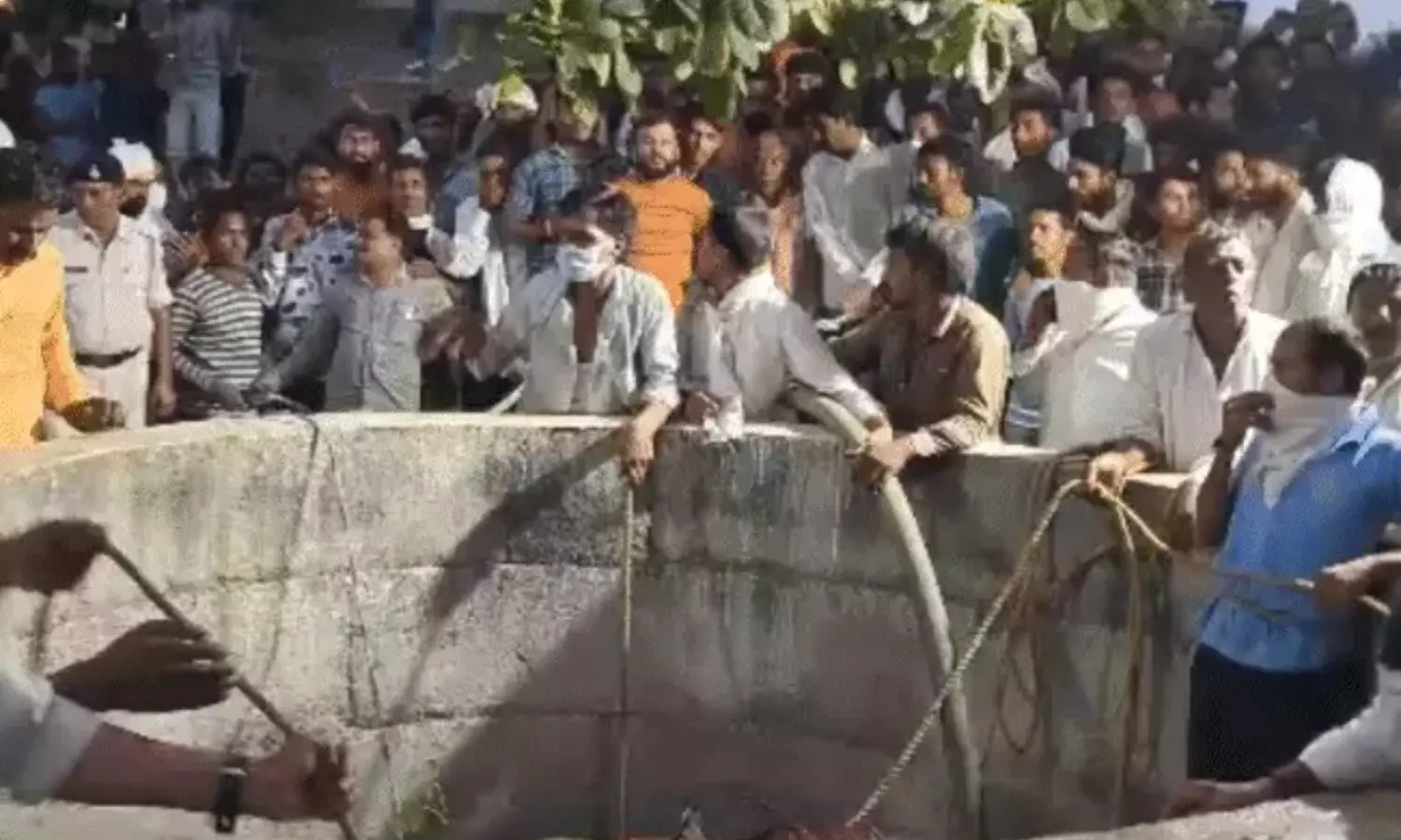You are currently viewing खंडवा में गणगौर पर्व की खुशियाँ बदली मातम में, कुएं में उतरे 8 ग्रामीणों की जहरीली गैस से दर्दनाक मौत; मुख्यमंत्री ने जताया गहरा शोक, परिजनों को ₹4-4 लाख की आर्थिक सहायता देने के निर्देश