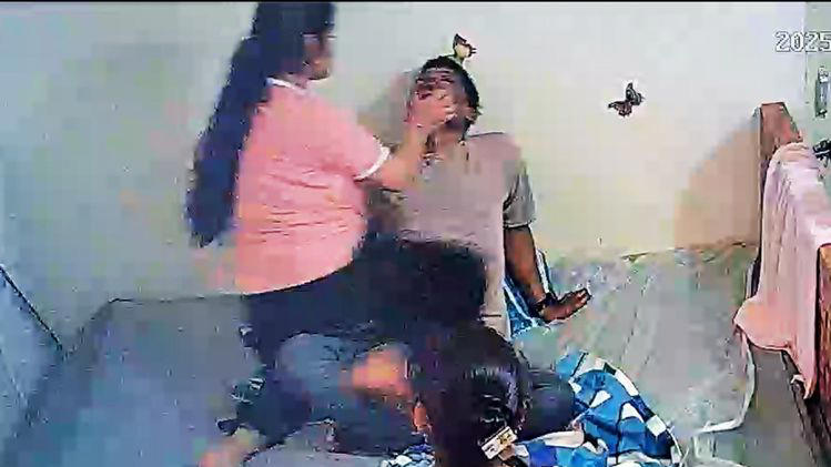 You are currently viewing पति पर बेरहमी की हद पार! सतना में पत्नी ने कमरे में बंद कर की जबरदस्त पिटाई, वीडियो वायरल