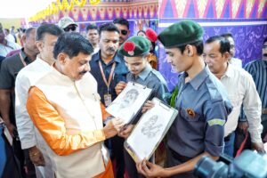 Read more about the article “‘सीएम राइज स्कूल’ अब कहलाएंगे ‘सांदीपनि स्कूल’: CM मोहन यादव ने ‘स्कूल चलें हम’ अभियान के तहत प्रवेशोत्सव कार्यक्रम 2025 का शुभारंभ किया,  छात्रों को मिली निःशुल्क पाठ्य-पुस्तकें; जुलाई से बेटियों को मिलेगी साइकिल