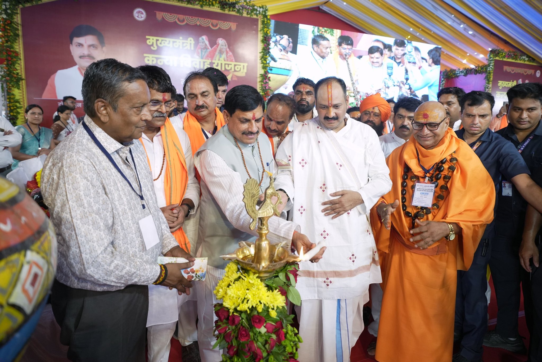 You are currently viewing अक्षय तृतीया पर मध्यप्रदेश में वैवाहिक पर्व की अनूठी मिसाल: हजारों जोड़े बंधे वैवाहिक बंधन में, सीएम मोहन यादव और पं. प्रदीप मिश्रा ने दिया आशीर्वाद