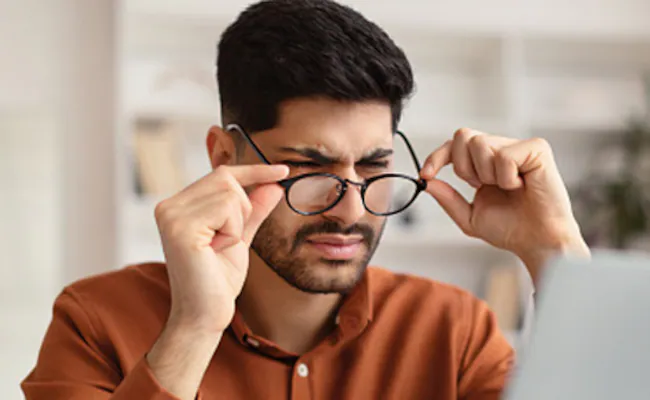 You are currently viewing आंखों की रोशनी बढ़ाने के 5 असरदार घरेलू नुस्खे, स्क्रीन की थकावट को कहें अलविदा; जानिए आयुर्वेदिक समाधान