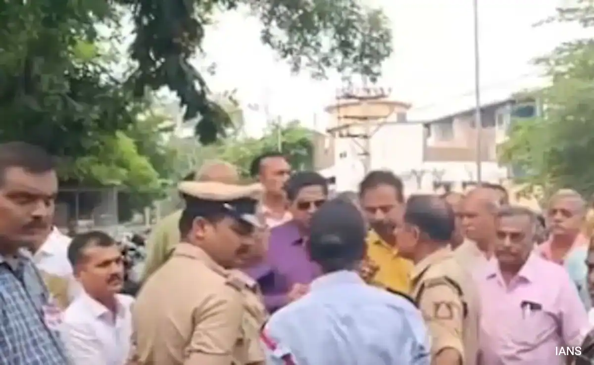 You are currently viewing CET परीक्षा में छात्रों से उतरवाया गया जनेऊ, दो केंद्रों पर हुआ धर्म और शिक्षा का टकराव; बीदर में कॉलेज के प्रिंसिपल और स्टाफ मेंबर तत्काल प्रभाव से सस्पेंड