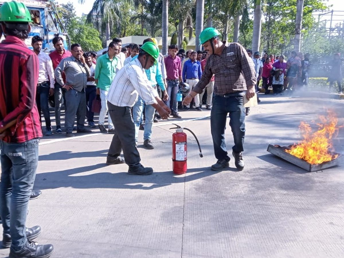 You are currently viewing एमपी के 5 बड़े शहरों में आतंकी हमले जैसी मॉक ड्रिल: ब्लैकआउट से लेकर हवाई हमले तक सब कुछ शामिल, भोपाल में फायर अलर्ट और कटनी में बम फेंकने का किया गया अभ्यास