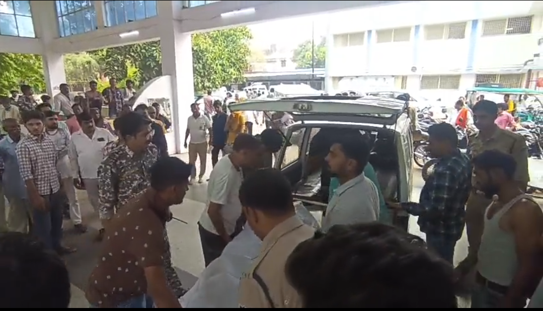 You are currently viewing मुरैना में शराब माफियाओं की गैंगवार: चाचा-भतीजे की गोली मारकर हत्या, पुलिस ने किया मौके का निरीक्षण; दिनदहाड़े दोहरे हत्याकांड से गांव में दहशत!