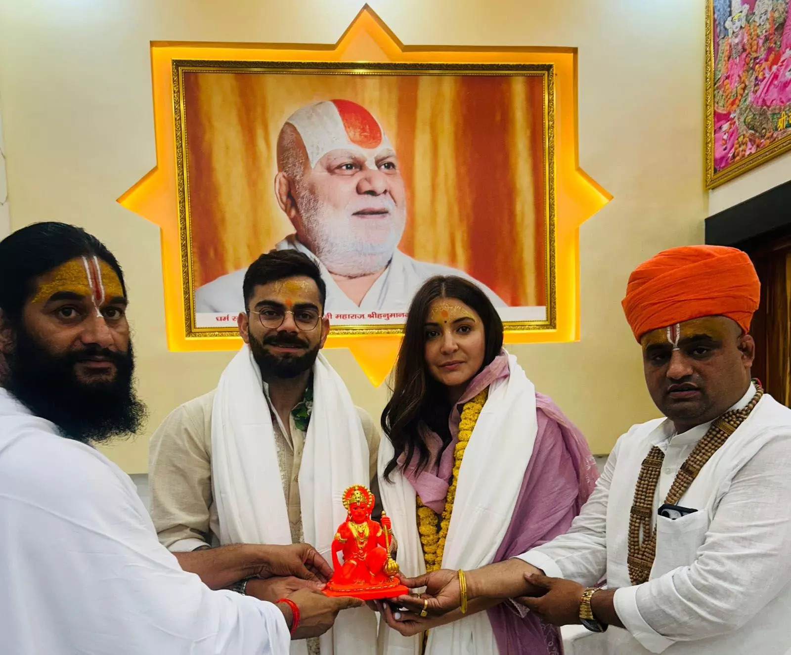 You are currently viewing विराट कोहली और अनुष्का शर्मा ने अयोध्या में किए रामलला और हनुमानजी के दर्शन, सुबह 7 बजे श्रीराम जन्मभूमि मंदिर पहुंचे थे दोनों; राम मंदिर के प्रथम तल के निर्माण कार्य का भी किया अवलोकन!