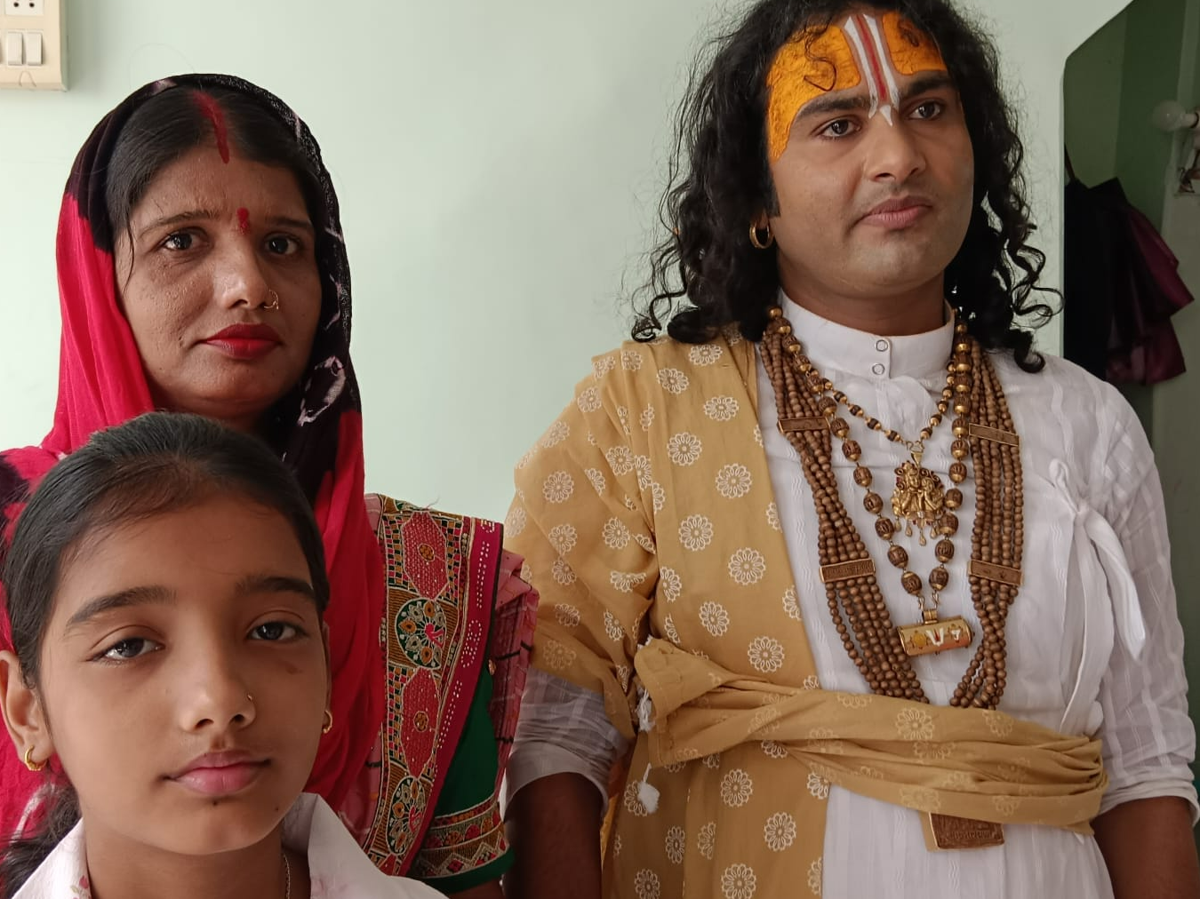 You are currently viewing ग्राम रिमझा में अनिरुद्धाचार्य महाराज ने दान की 4 एकड़ ज़मीन: कथा में बोले- POK पर कब्ज़ा हो, गाय को मिले ‘राज्य माता’ का दर्जा; कर्नल सोफिया की बहादुरी को अनिरुद्धाचार्य महाराज ने किया नमन