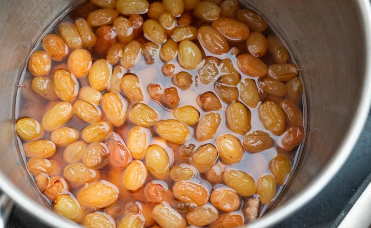 You are currently viewing भीगी किशमिश खाने के फायदे जानकर चौंक जाएंगे आप! गलत तरीका हो सकता है नुकसानदायक – जानिए सही तरीका और जबरदस्त फायदे