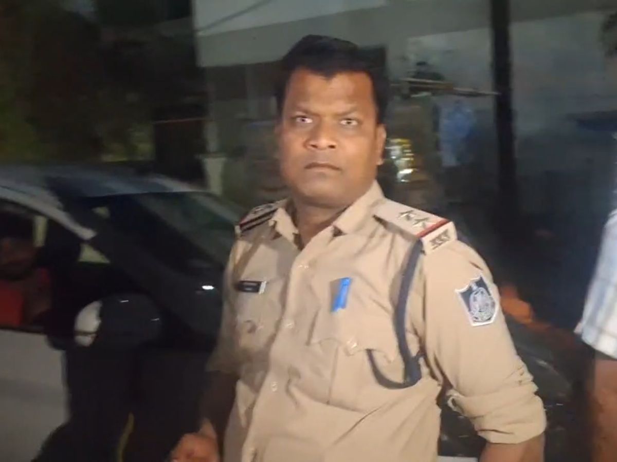 You are currently viewing थोड़ा थूक गिरा… और पुलिसवाला बन गया हैवान! दमोह में नशे में धुत SI ने महिला और बच्चों के सामने परिवार को पीटा, जनता ने लगाए “पुलिस मुर्दाबाद” के नारे; SP ने किया लाइन अटैच