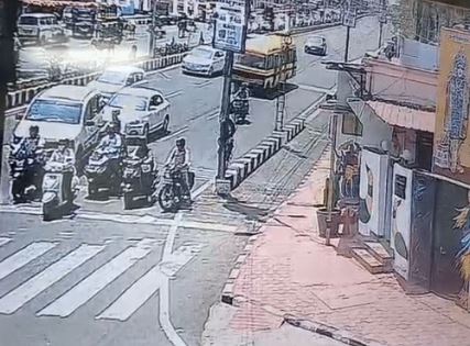 You are currently viewing भोपाल में दर्दनाक हादसा, स्कूल बस ने 8 वाहनों को मारी टक्कर: इंटर्न लेडी डॉक्टर की मौत, 6 घायल – ब्रेक फेल होना बताई जा रही वजह