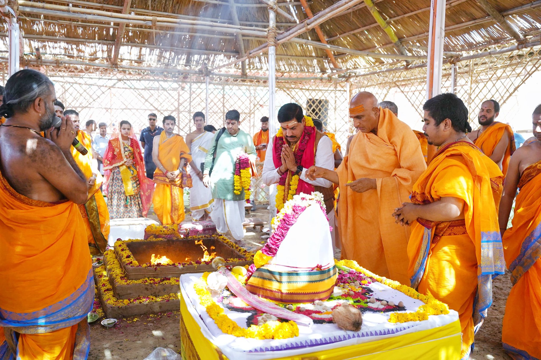 You are currently viewing सीएम डॉ. मोहन यादव का ओंकारेश्वर दौरा: आचार्य शंकर प्राकट्य उत्सव के समापन में हुए शामिल, यज्ञ में आहुति देकर प्रदेशवासियों के सुख-समृद्धि की कामना की