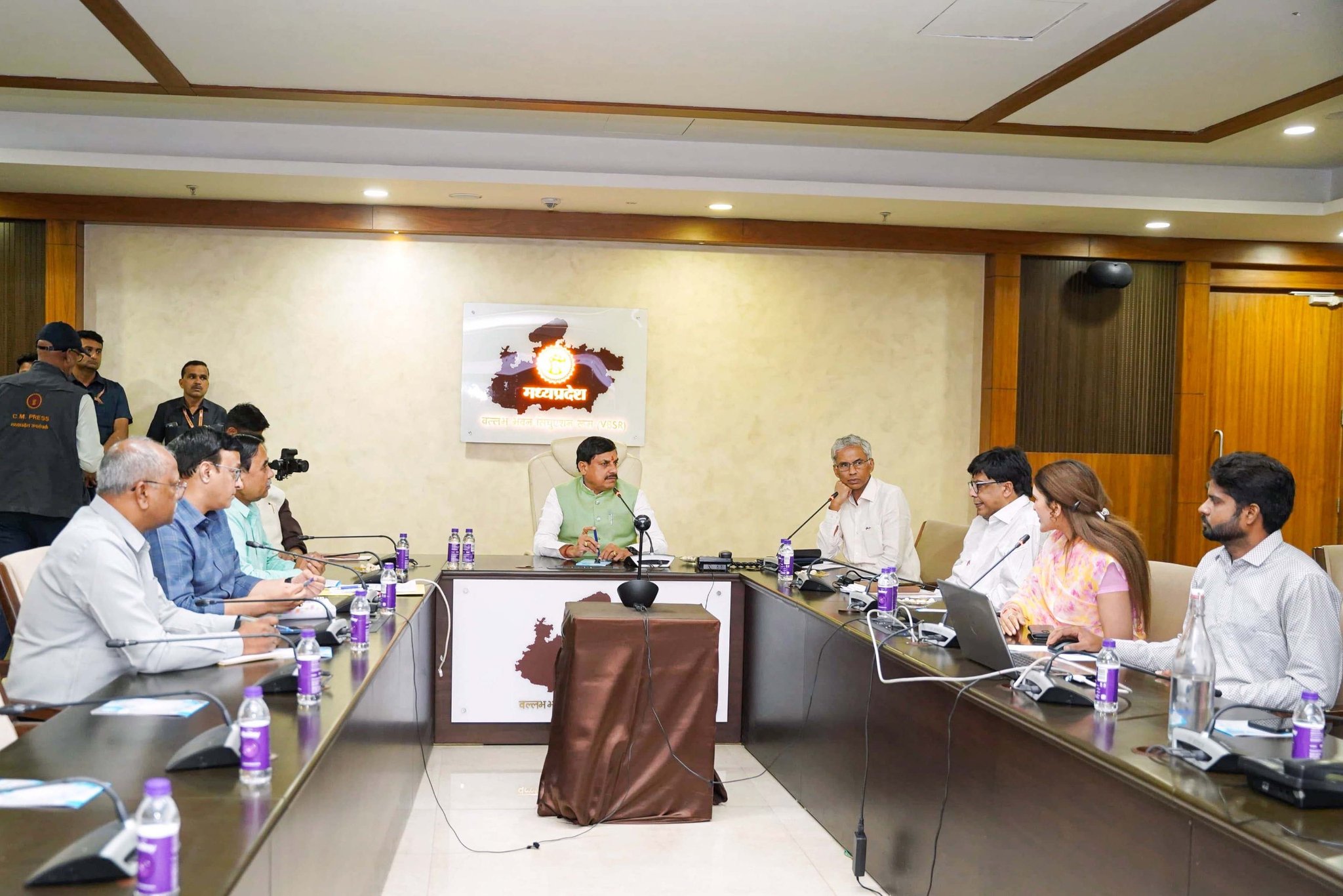 You are currently viewing युद्ध जैसे हालातों में MP सरकार का बड़ा फैसला: CM मोहन यादव ने ली उच्च स्तरीय सुरक्षा समीक्षा बैठक, सभी सरकारी कर्मचारियों की छुट्टियां रद्द; पुलिस और अफसरों को फौरन ड्यूटी पर लौटने का आदेश