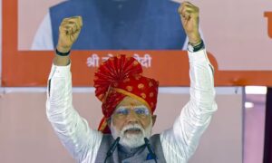 Read more about the article कानपुर पहुंचे पीएम मोदी, शहीद शुभम द्विवेदी के परिजनों से मिलकर हुए भावुक; PM ने किया ₹47,574 करोड़ की परियोजनाओं का शिलान्यास और लोकार्पण