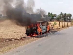 Read more about the article बीना में जलती वैन में फंसा ड्राइवर, जिंदा जलकर मौत: पहचान भी मुश्किल, खेत की फेंसिंग में फंसी थी वैन!