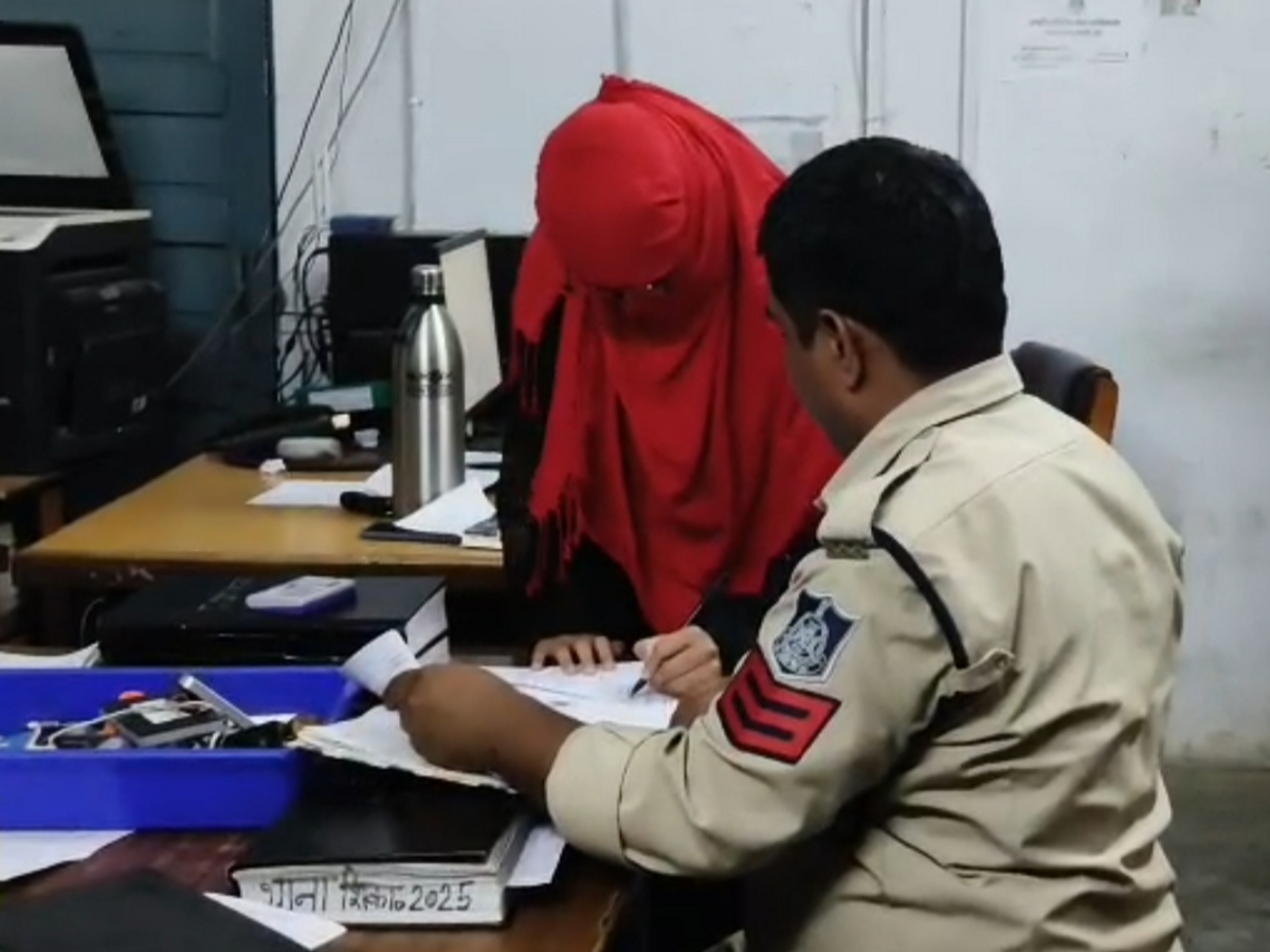 You are currently viewing सागर में ‘लव जिहाद’ का सनसनीखेज मामला: फर्जी नाम, मंदिरों की सैर और शादी का झांसा देकर युवती से किया दुष्कर्म, धर्मांतरण का बनया दबाव; महिला की शिकायत पर दो आरोपियों पर हुई FIR!