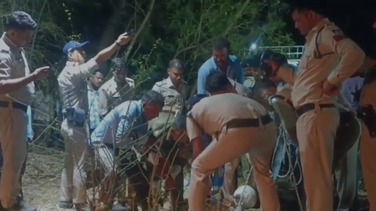 You are currently viewing 25 फीट गहरी कुइया में गिरे बुजुर्ग, जिंदगी-मौत के बीच 10 घंटे तक करते रहे संघर्ष; प्रशासन की सूझबूझ ने बचाई जान!