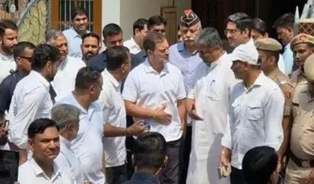 You are currently viewing हलगाम आतंकी हमले में शहीद विनय नरवाल को श्रद्धांजलि देने पहुंचे राहुल गांधी, परिवार के साथ करीब 1 घंटे 35 मिनट तक की बातचीत; पहलगाम हमले में पत्नी के सामने मारे गए थे लेफ्टिनेंट विनय