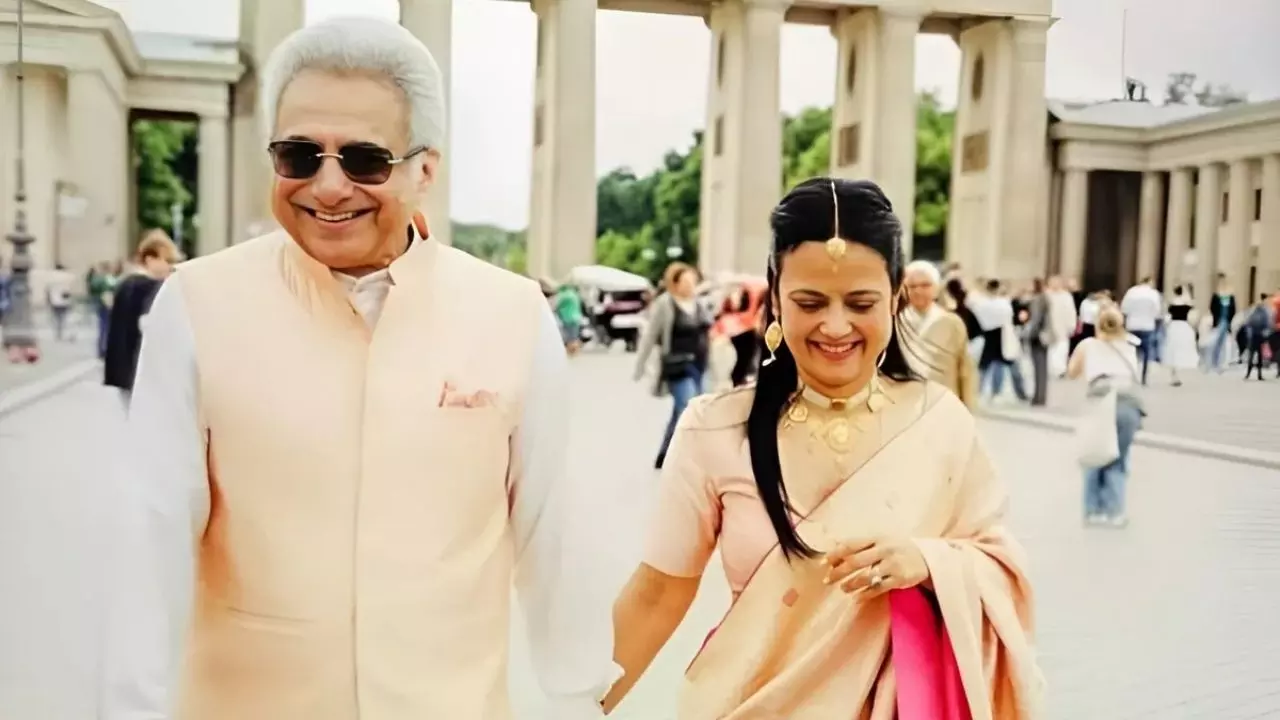 You are currently viewing 50 की महुआ, 65 के पिनाकी! महुआ मोइत्रा ने की दूसरी शादी, बीजद नेता पिनाकी मिश्रा बने जीवनसाथी; दोनों की तस्वीर हो रही वायरल!