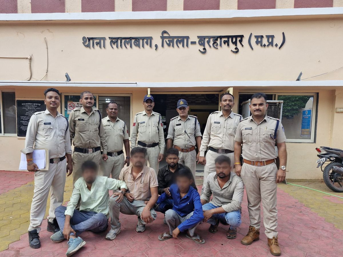 You are currently viewing ATM में काली पट्टी लगाकर करते थे चोरी: यूपी का गैंग बुरहानपुर में गिरफ्तार, मोबाइल लोकेशन से पकड़े चोर; 25 हजार कैश, 7 मोबाइल, ब्लैक स्ट्रिप बरामद!