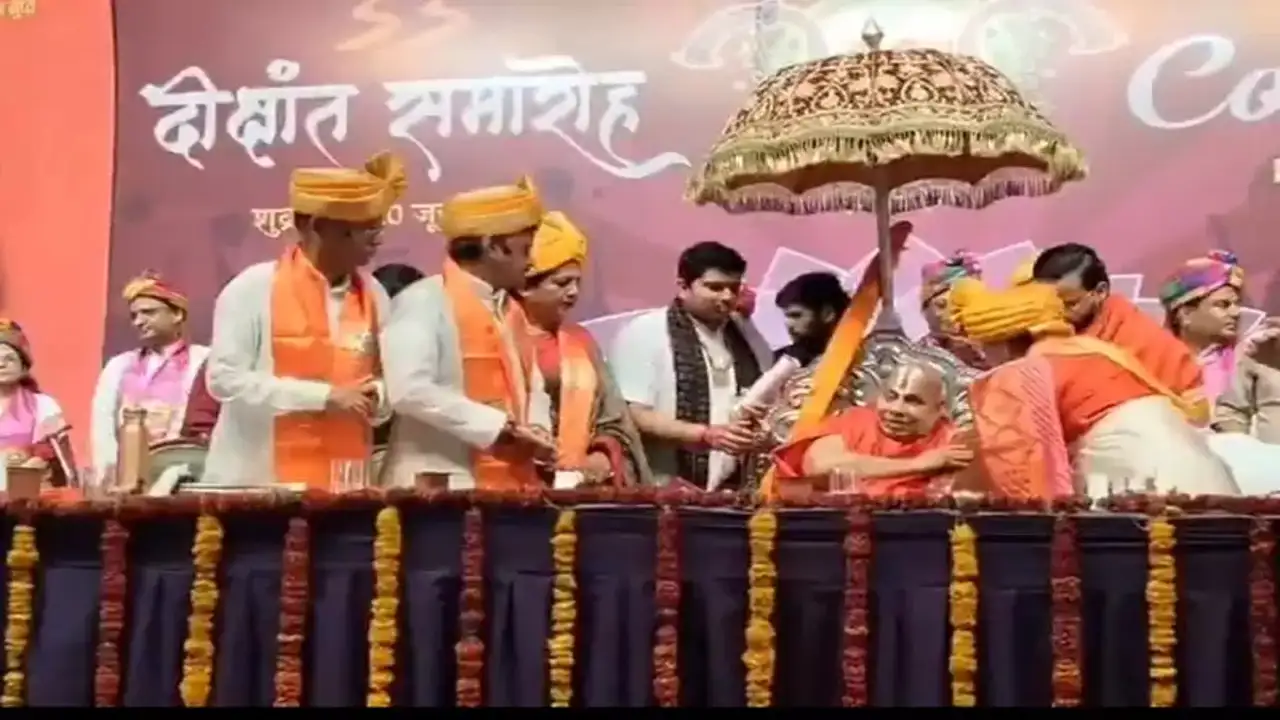 You are currently viewing सागर विश्वविद्यालय में 33वां दीक्षांत समारोह सम्पन्न, स्वामी रामभद्राचार्य को मिली मानद उपाधि; गडकरी बोले- शिक्षा ही भारत को बनाएगी विश्वगुरु!