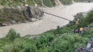 Read more about the article उत्तराखंड के रुद्रप्रयाग में बड़ा हादसा: अलकनंदा में गिरी ट्रैवलर, 3 की मौत, 9 अब भी लापता; बद्रीनाथ जा रहे थे यात्री!