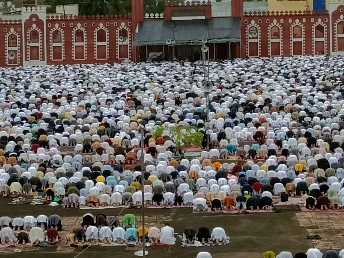 You are currently viewing भोपाल और उज्जैन में बकरीद की नमाज, हजारों ने मांगी मुल्क और फिलिस्तीन के लिए दुआ!