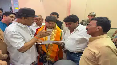 You are currently viewing “अमिताभ की कॉलर ट्यून से इमरजेंसी कॉल में देरी!” – मोबाइल कॉलर ट्यून पर पूर्व विधायक ने की शिकायत, सिंधिया बोले: मैं भी परेशान हूं!