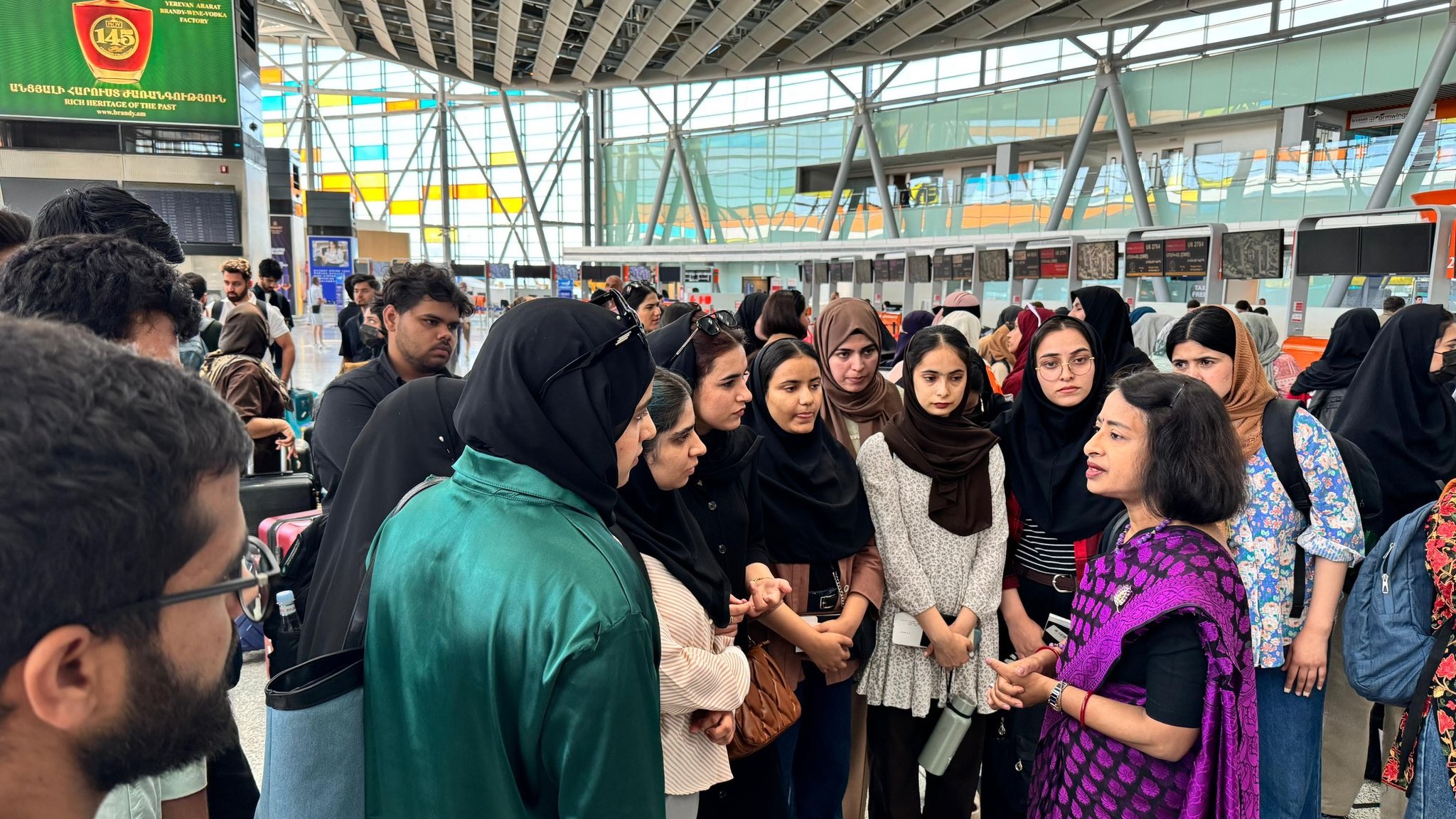 You are currently viewing ऑपरेशन सिंधु: युद्ध के बीच तीन दिन में 1100 से ज़्यादा भारतीयों की घर वापसी, लौटे छात्रों ने कहा- शुक्रिया मोदी सरकार!