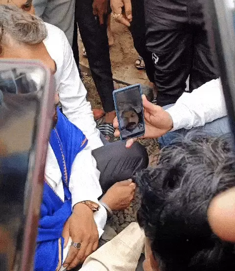 You are currently viewing सागर में जमीन विवाद ने ली युवक की जान, परिजनों ने अंतिम संस्कार से किया इनकार; शव रखकर प्रदर्शन जारी, कांग्रेस प्रदेशाध्यक्ष जीतू पटवारी और भीम आर्मी प्रमुख चंद्रशेखर आजाद परिवार से मिले!