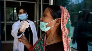 Read more about the article भारत में कोरोना की वापसी! 20 दिनों में 58 गुना बढ़े केस, 4 नए वैरिएंट्स की दस्तक ने बढ़ाई चिंता; स्कूलों से लेकर अस्पतालों तक अलर्ट