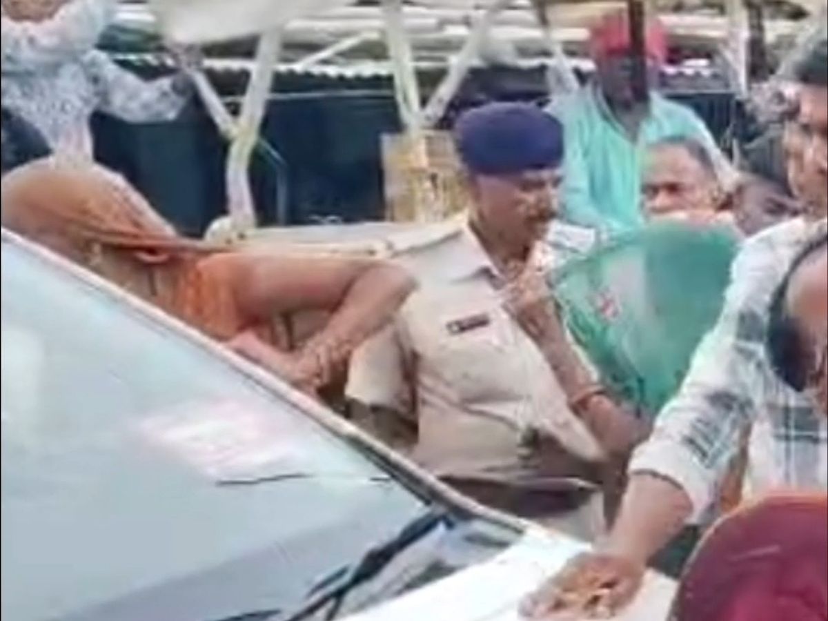 You are currently viewing मध्यप्रदेश में जनता का फूटा गुस्सा: सड़क नहीं बनी तो मंत्री का काफिला रोका, ग्रामीणों ने विधायक दफ्तर पर डाला डेरा; विधायक से कहा- गोद लिए गांव में विकास नहीं तो गोद से उतार दो!