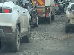 Read more about the article 32 घंटे का इंदौर-देवास जाम: 8 KM लंबा काफिला, 3 मौतें; हार्ट अटैक और ऑक्सीजन की कमी से गई जान!