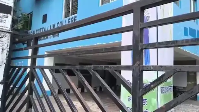 You are currently viewing कोलकाता लॉ कॉलेज गैंगरेप केस: कानून की पढ़ाई कर रही छात्रा बनी बर्बरता की शिकार, मेडिकल रिपोर्ट में रेप की पुष्टि; घटना 25 जून की!