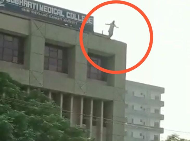 You are currently viewing डिप्रेशन में था MBBS छात्र? जबलपुर में मेडिकल स्टूडेंट ने चौथी मंजिल से लगाई छलांग, हालत गंभीर; पुलिस ने शुरू की मामले में जांच!