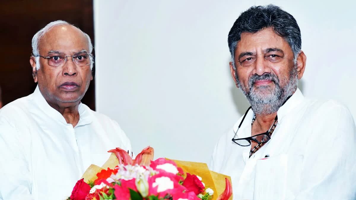 You are currently viewing कर्नाटक में कांग्रेस की अंदरूनी जंग! CM बदलने की उठी मांग, 100 विधायक शिवकुमार के समर्थन में…