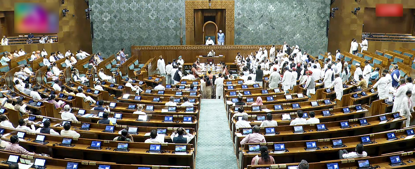 You are currently viewing संसद में ऑपरेशन सिंदूर पर मचेगा घमासान: लोकसभा में 28 और राज्यसभा में 29 जुलाई को होगी 16-16 घंटे की बहस तय, फिलहाल हंगामे के चलते संसद की कार्यवाही गुरुवार सुबह 11 बजे तक स्थगित!