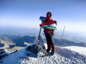 Read more about the article मैहर की बेटी अंजना सिंह ने माउंट एल्ब्रस फतह कर बढ़ाया भारत का मान, राष्ट्रगान गाकर फहराया तिरंगा; माइनस 20 डिग्री में भी नहीं हारी हिम्मत, यूरोप की सबसे ऊँची चोटी पर चढ़ीं अंजना!