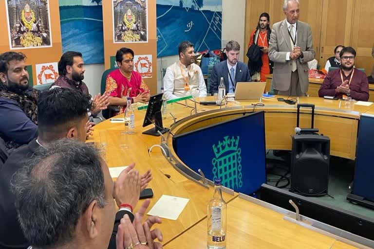 You are currently viewing ब्रिटिश संसद में गूंजी हनुमान चालीसा: मानवता और सेवा के लिए ब्रिटेन में सम्मानित हुए पं. धीरेंद्र कृष्ण शास्त्री, कहा – ‘हिंदू बनना नाम से नहीं, विचार से होता है’!