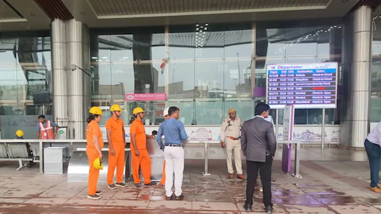 You are currently viewing जयपुर में बम की धमकी से हड़कंप: सीएम ऑफिस और एयरपोर्ट बने टारगेट, बम स्क्वॉड और इंटेलिजेंस अलर्ट पर!