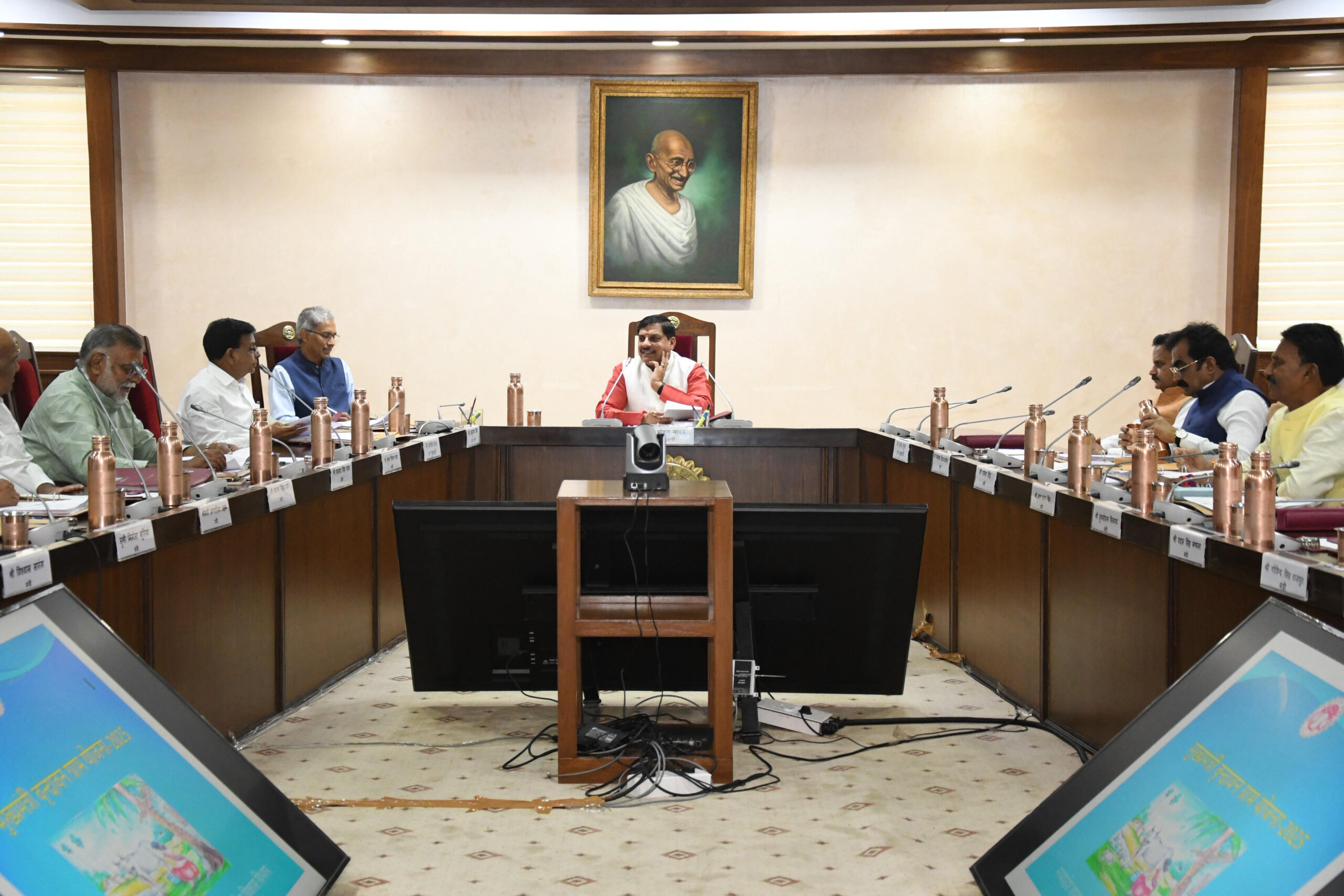 You are currently viewing गुजरात के बाद भोपाल बनेगा राष्ट्रीय सुरक्षा शिक्षा का हब, कैबिनेट का बड़ा फैसला: भोपाल में खुलेगा राष्ट्रीय रक्षा विश्वविद्यालय, सरकार ग्रामीण सड़कों पर खर्च करेगी 4572 करोड़ रूपए!