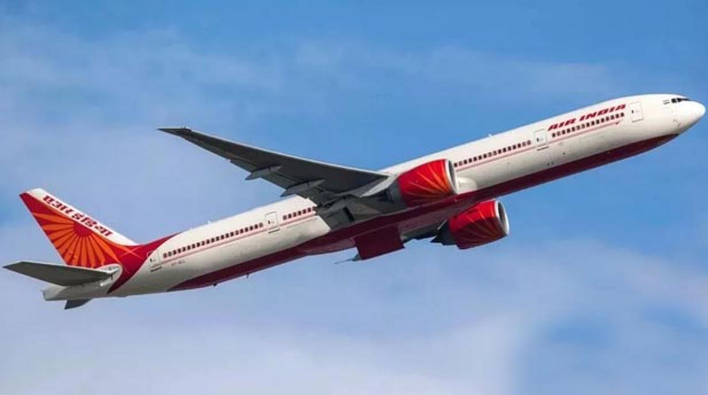 You are currently viewing मुंबई एयरपोर्ट पर बड़ा विमान हादसा: रनवे से फिसल गया एअर इंडिया का प्लेन, बाल-बाल बचे 140 से ज्यादा यात्री!