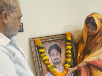 You are currently viewing “मेरा बेटा क्यों मारा?” राजा की मां-बाप की चीख सुन कांप उठेगा दिल, पिता बोले- बस एक बार मिलना चाहता हूं सोनम से!