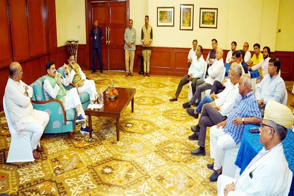 You are currently viewing मध्यप्रदेश में उद्योगों की बाढ़ लाने की तैयारी, जोधपुर में फर्नीचर-होटल कारोबारियों से CM यादव ने की विशेष मुलाकात; उद्योगपतियों को मध्यप्रदेश आने का दिया न्योता!