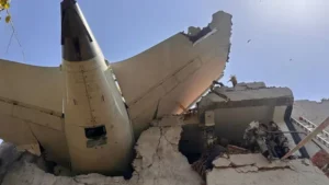 Read more about the article अहमदाबाद विमान हादसे में चौंकाने वाला खुलासा: पायलट ने पूछा- ‘स्विच क्यों बंद किया?’ साथी बोला- ‘मैंने नहीं’; फ्यूल स्विच बंद होते ही बंद हुए दोनों इंजन, हवा में महज 30 सेकंड रहा Dreamliner!