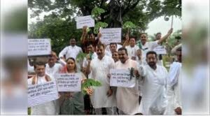 Read more about the article MP विधानसभा का पहला दिन हंगामेदार: गिरगिट लेकर विधानसभा पहुंचे कांग्रेस विधायक, सरकार पर लगाए वादाखिलाफी के आरोप; पहले दिन ही कार्यवाही स्थगित!