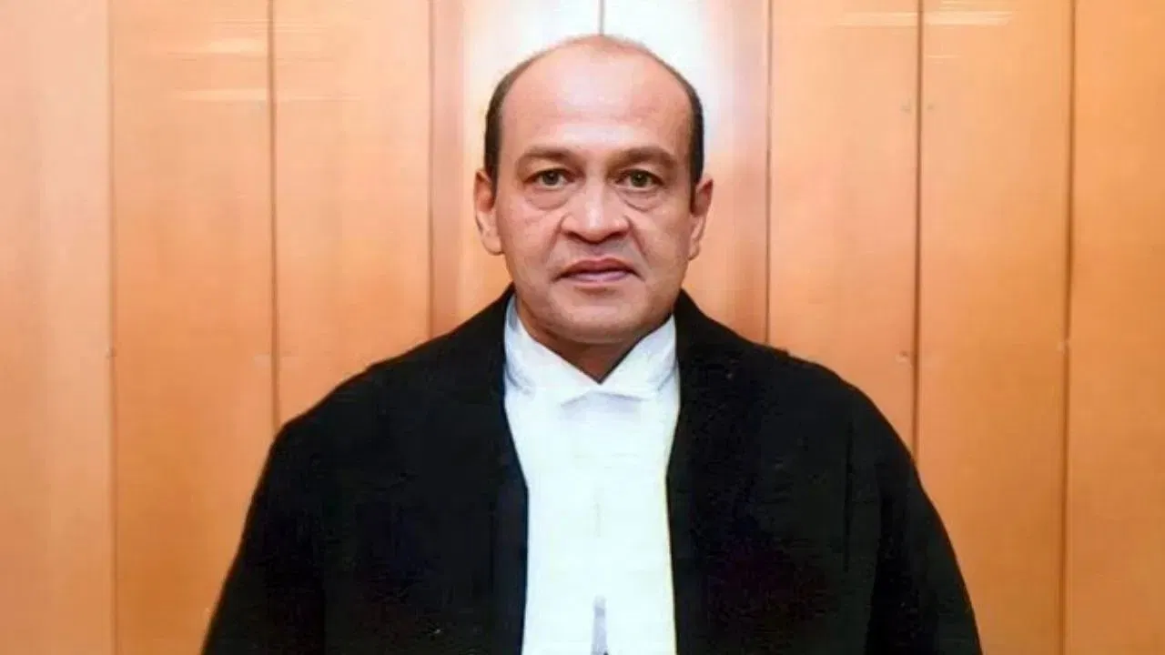 You are currently viewing सुप्रीम कोर्ट ने पूछा- पहले क्यों नहीं आए? जस्टिस यशवंत वर्मा पर संसद में महाभियोग की तैयारी, सुप्रीम कोर्ट में चुनौती पर फैसला सुरक्षित; कपिल सिब्बल बोले- इन-हाउस रिपोर्ट अवैध है!