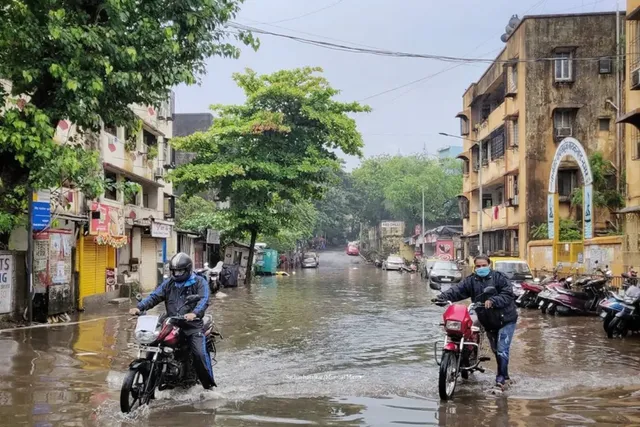 You are currently viewing मध्यप्रदेश में आसमान से आफ़त: 30 जिलों में मूसलधार बारिश, जनजीवन बेहाल; ग्वालियर-चंबल में रेड अलर्ट, भोपाल-इंदौर भी जलमग्न!