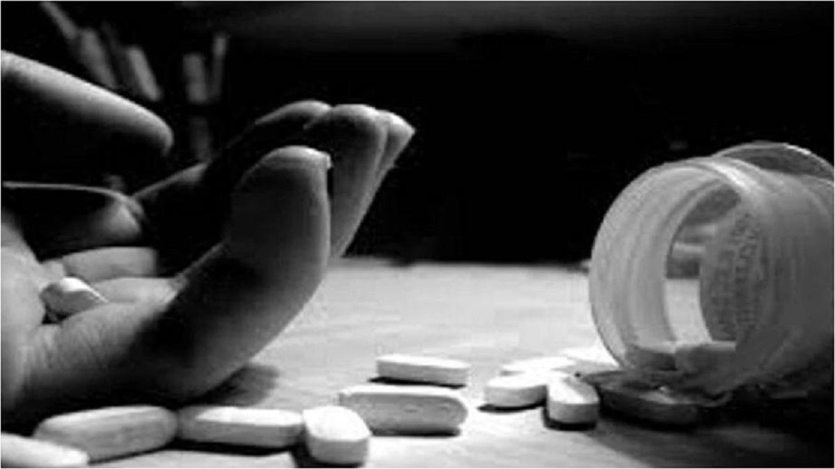 You are currently viewing एक बोतल ज़हर और उजड़ गया पूरा परिवार: इंदौर में डेढ़ साल के बच्चे ने खेलते-खेलते पी लिया ज़हर, अस्पताल पहुंचने से पहले तोड़ा दम!