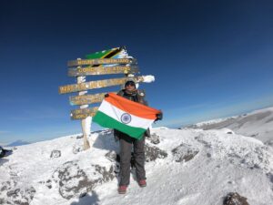 Read more about the article छिंदवाड़ा के पर्वतारोही आदर्श शर्मा ने अफ्रीका की सबसे ऊंची चोटी पर फहराया तिरंगा, ‘ऑपरेशन सिंदूर’ और वीर सैनिकों को किया समर्पित